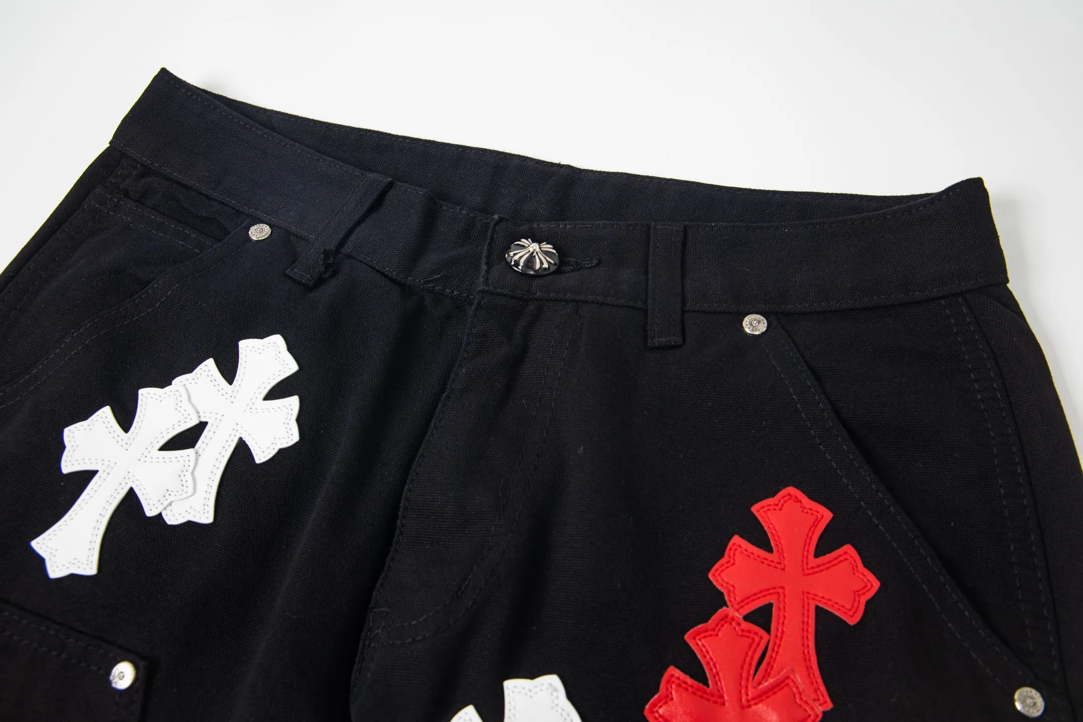 P260 Chrome Hearts Black Timber Pants Red Leather and White Leather Elements Washed Jeans True to restore the ultimate vintage texture Three-dimensional version Loose and comfortable, not picky about body shape Makes you look taller and slimmer Factory Seiko Original factory quality control Same style for men and women Can be matched with couples Versatile recommendation Necessary jeans for all seasons Hipsters have been disappointed From the quality selection of fabrics, the tailoring of details, and the matching of patterns are impeccable! The upper body is so handsome when worn...it can be easily worn by men, women and children! The craftsmanship is made of heavy-duty washed pure cotton denim fabric. After washing, it is soft and thick. It is very stylish when worn on the body. Style number: 1773# Color: black Size: 28 30 32 34 36